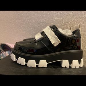 Azalea Wang Chamberlain Sneakers never worn don’t have box size 7 women’s